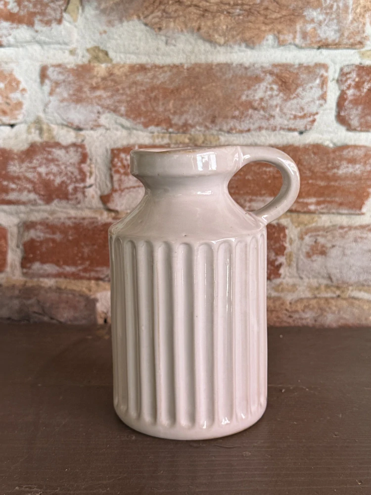 Porcelánová vázička s ouškem