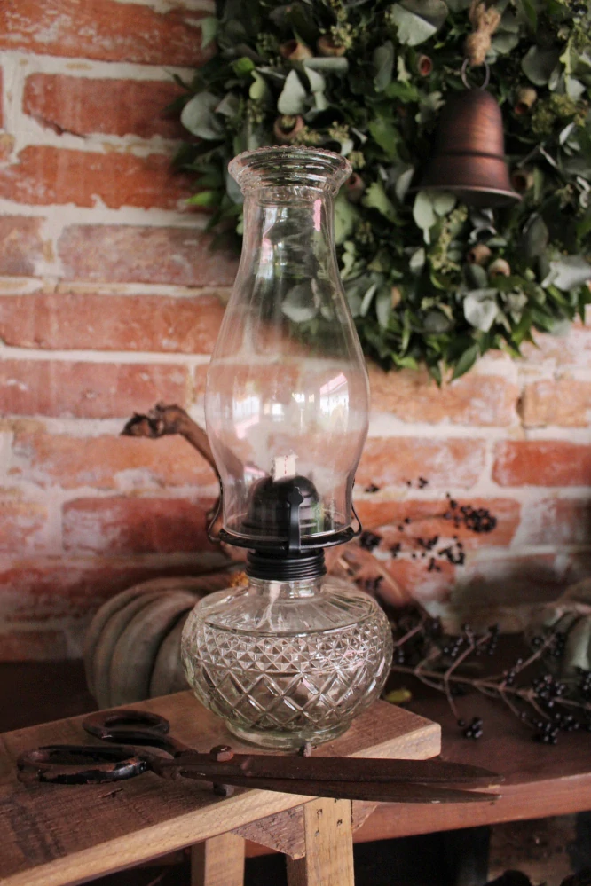 Velká skleněná petrolejová lampa - buclatá
