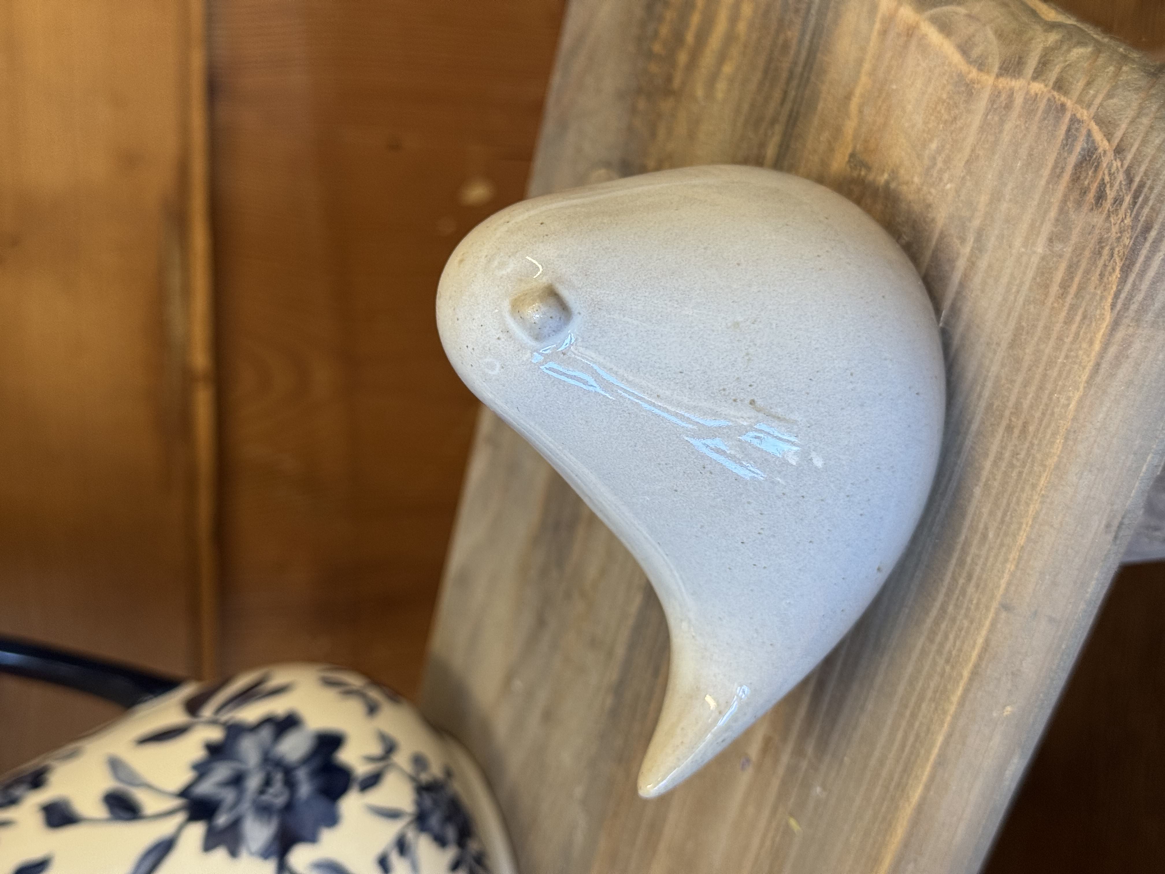 Porcelánový ptáček (7,5 cm) - ptáček hledící dopředu