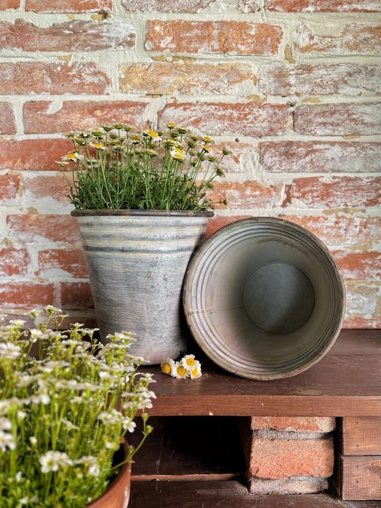 Rustikální plechový obal na květiny - vintage šedá patina