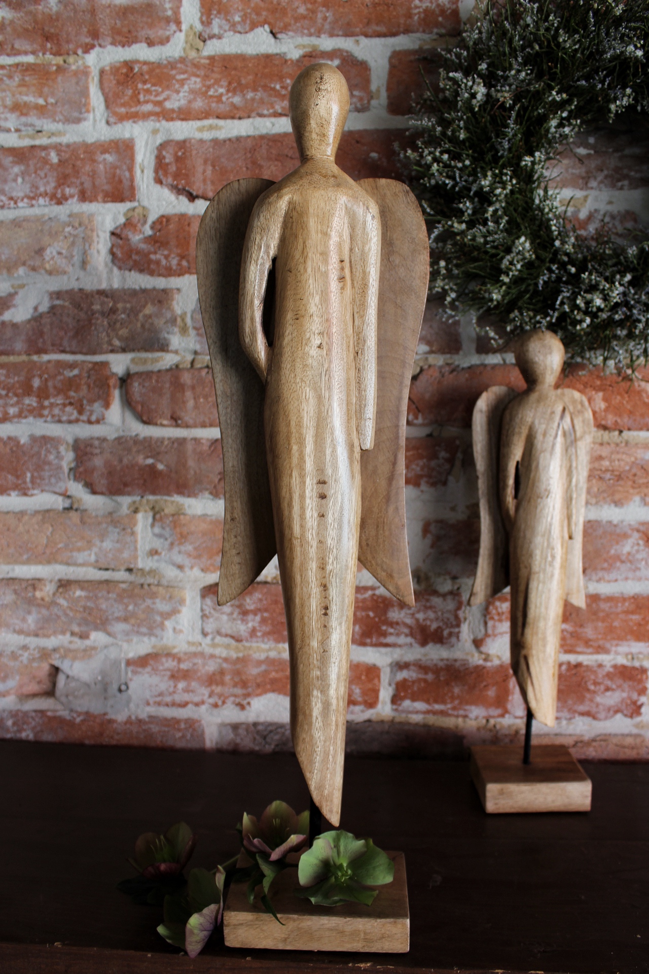 Anděl z mangového dřeva na podstavci - 45 cm 