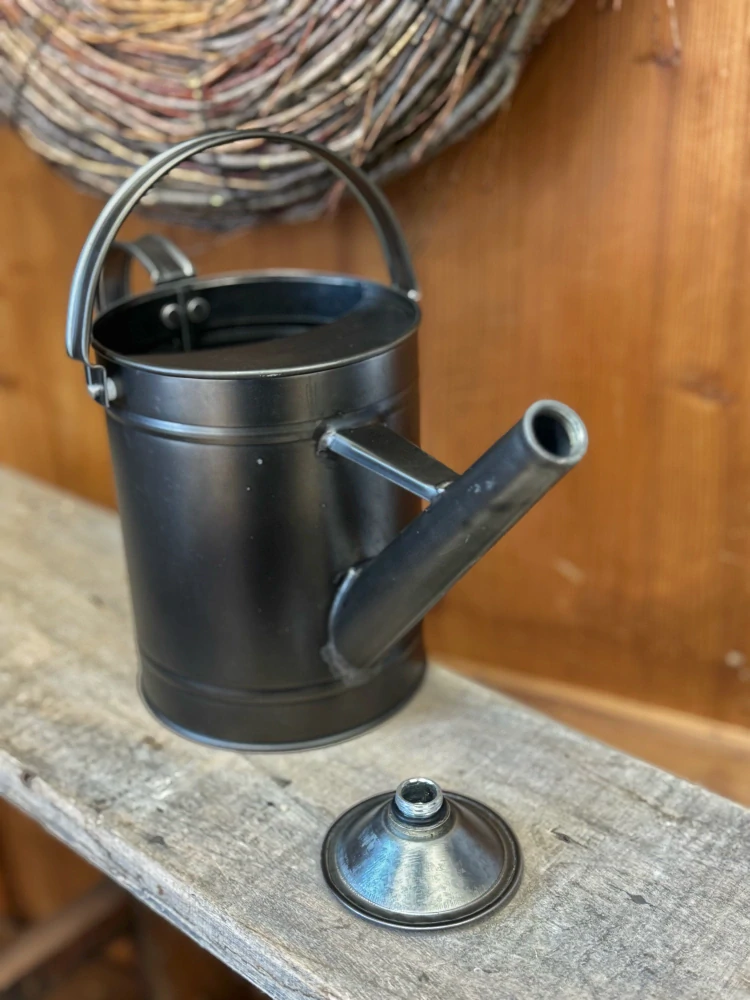 Dekorační plechová konev 1,65 L - černá