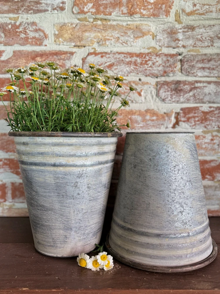 Rustikální plechový obal na květiny - vintage šedá patina