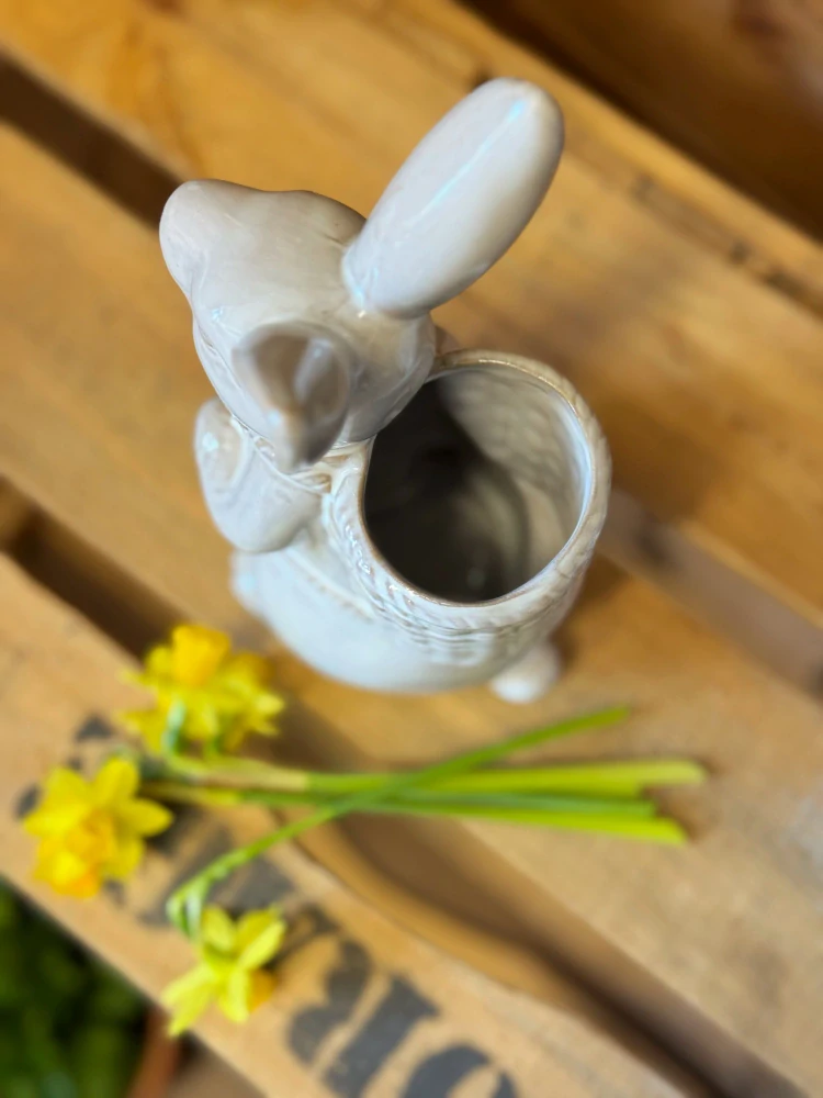 Porcelánový zajíc s nůší*