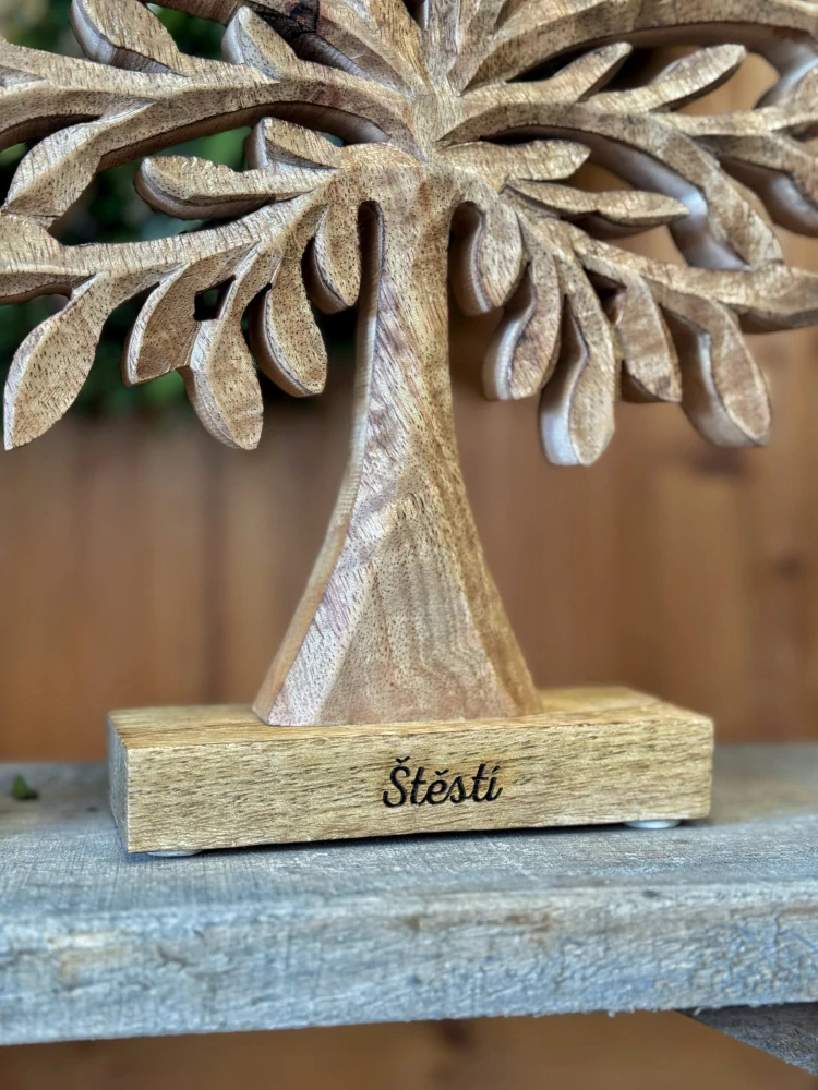 Strom z mangového dřeva s nápisem "Štěstí" 