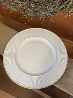 Kulatý plastový podnost se zlatým lemem - 33 cm