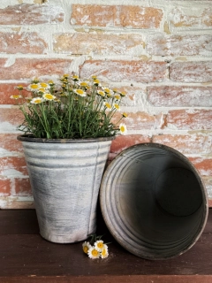 Rustikální plechový obal na květiny - vintage šedá patina